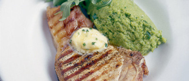 Свиные котлеты с морской солью, чесночным маслом и бобами