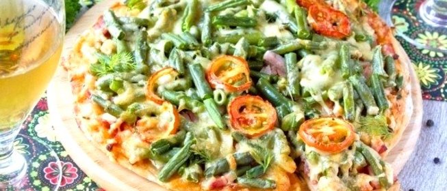 Пицца со стручковой фасолью и ветчиной