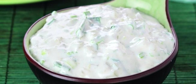 Сметанный соус с огурцами и хреном