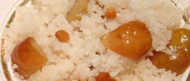 Каша рисовая с яблоками и изюмом