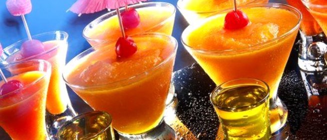 Коктейль с сорбетом из ананаса и персиков