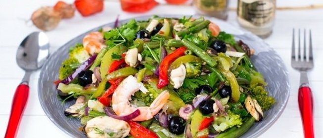 Морской коктейль с соевым соусом