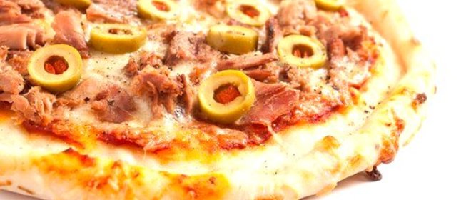 Пицца с тунцом и маслинами