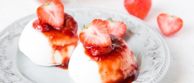 Бланманже на кокосовом молоке с быстрым клубничным вареньем