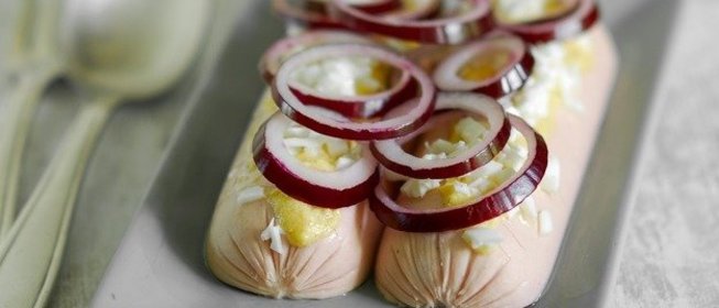 Закуска из сосисок с луком