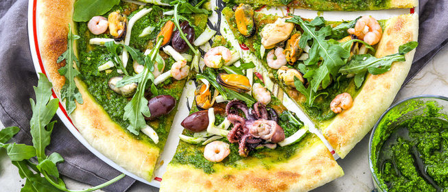 Пицца с песто и морепродуктами