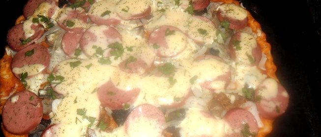 Пицца с сардельками и грибами в плавленном сыре