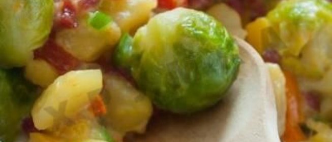 Брюссельская капуста тушеная с беконом