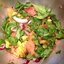 Салат из шпината с копченым лососем и маслом авокадо