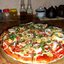 Пицца с колбасой, зеленой фасолью и оливками