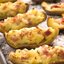 Печеные половинки картофеля с начинкой из сыра, ветчины и зеленого лука