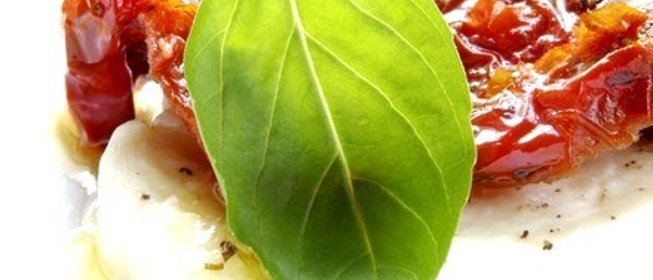 Капрезе с вялеными томатами и песто