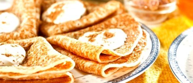 Тонкие блинчики из каштановой муки с рикоттой и медом