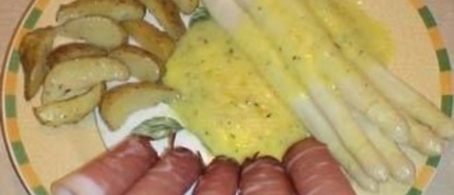 Спаржа под голландским соусом с картошкой и окороком
