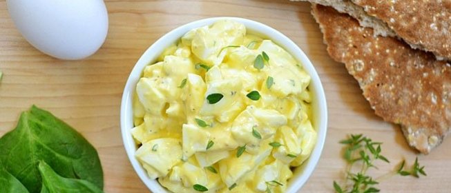 Салат с кальмарами и яйцом