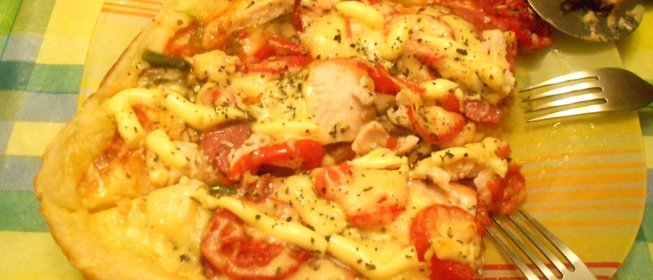 Быстрая пицца с копченой курицей и грибами