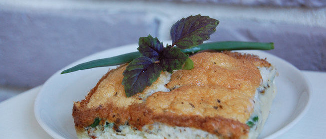 Пышный омлет с базиликом