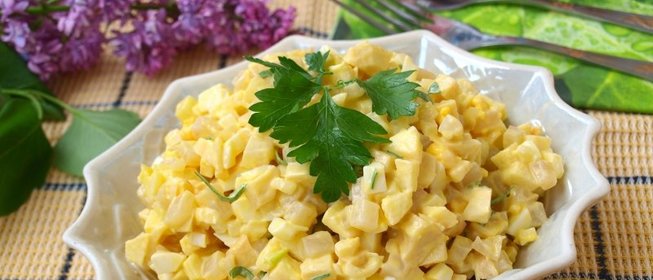 Салат с кальмарами,яблоком и яйцом