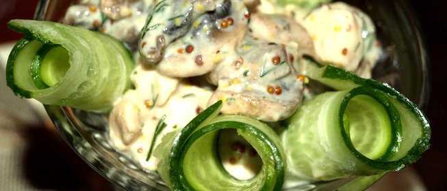 Коктейль из куриной грудки, шампиньонов и огурцов
