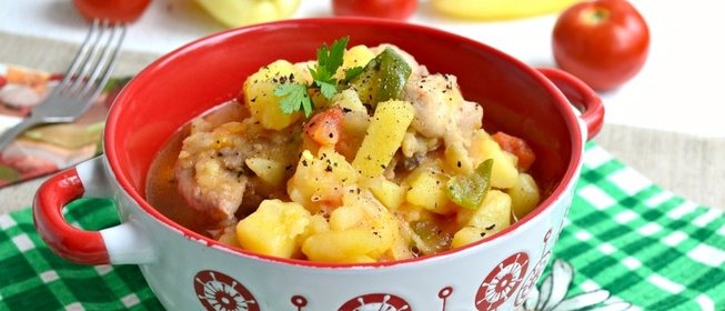 Картофель тушеный с курицей в соусе из сладкого перца и помидоров