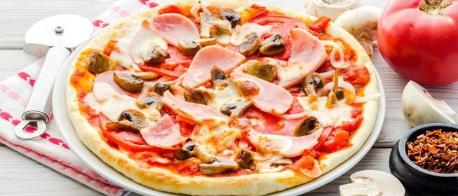 Пицца с ветчиной и грибами
