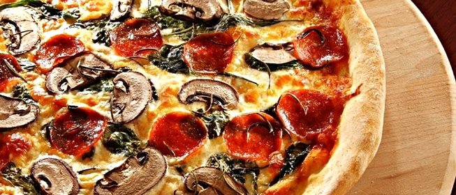 Пицца с салями и грибами