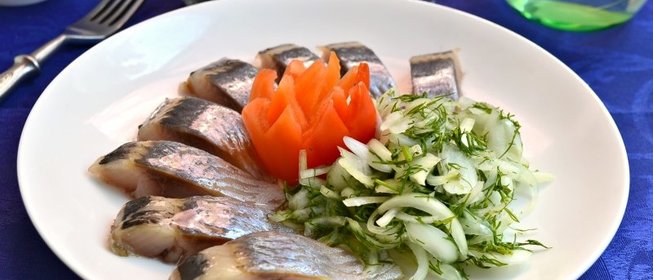 Сельдь с луковым гарниром