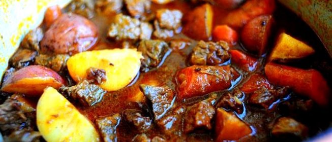 Тушеная говядина с пивом и паприкой