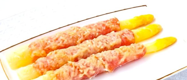 Спаржа, запеченная с беконом и сыром