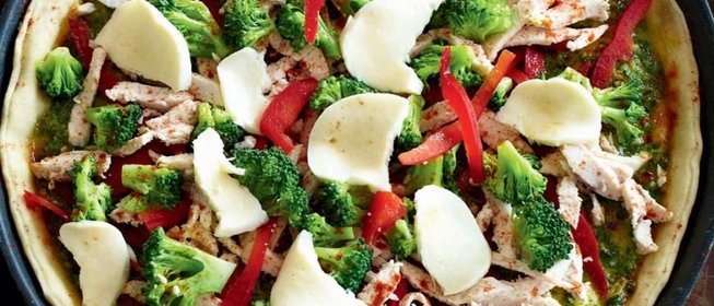 Пицца с курицей, брокколи и песто