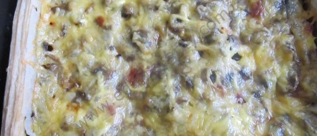 Пицца с шампиньонами колбасой и сыром