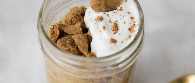 Яблоки с греческим йогуртом и пряным печеньем