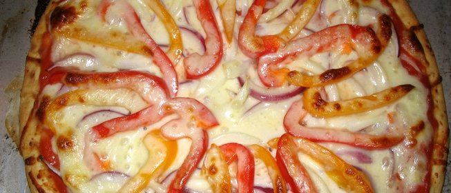 Пицца с перцем и помидорами