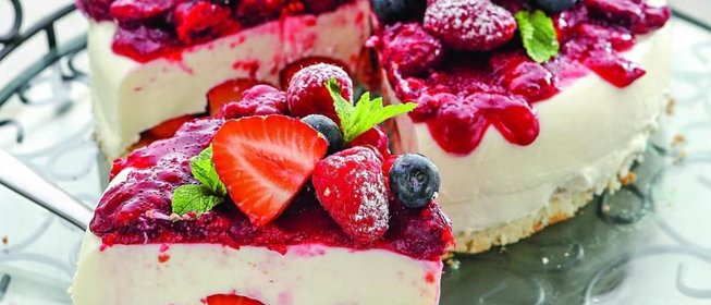 Бисквит со сливочным желе и ягодами