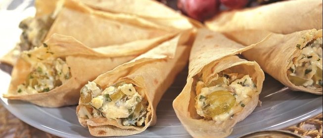 Кулечки из лаваша с сыром и виноградом