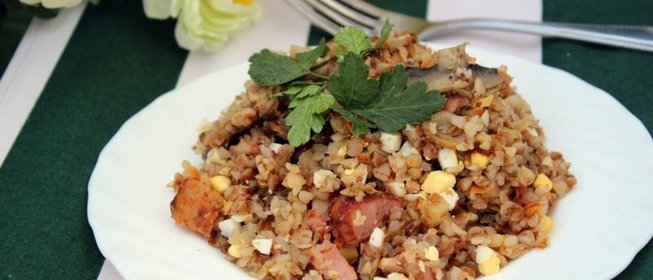 Гречка с шампиньонами, сырокопченой грудинкой и яйцом