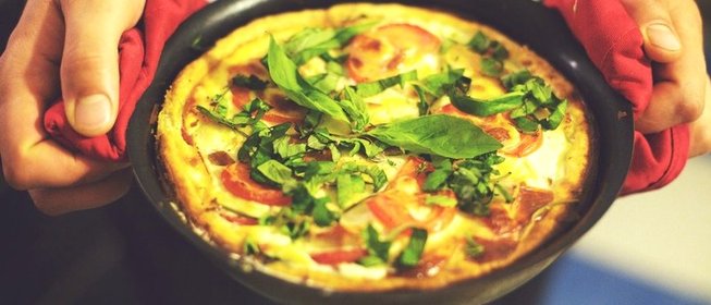 Пышный омлет с колбасой и зеленым луком