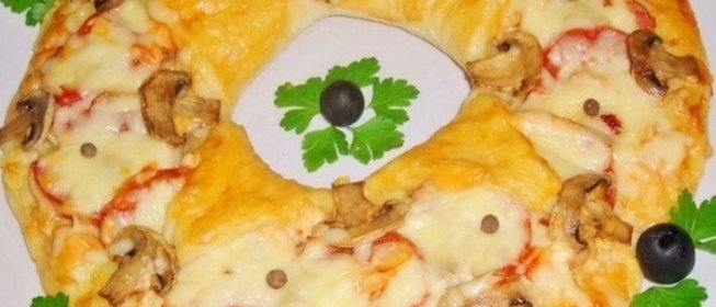 Пицца «Рождественский венок» с соусом энчилада