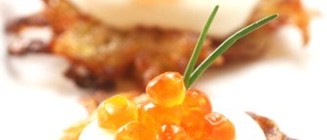 Картофельные латкес с йогуртом и красной икрой