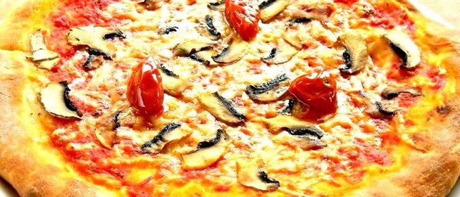 Пицца с шампиньонами и помидорами