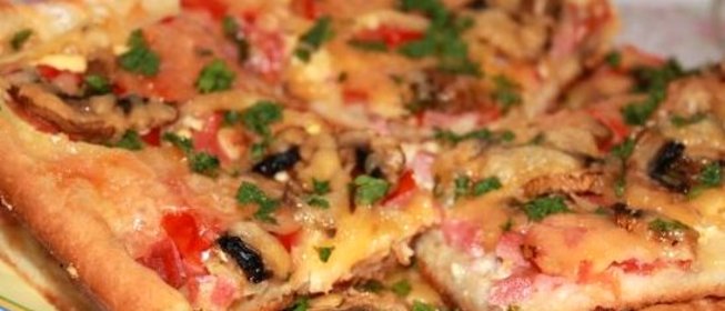 Пицца с колбасой и шампиньонами