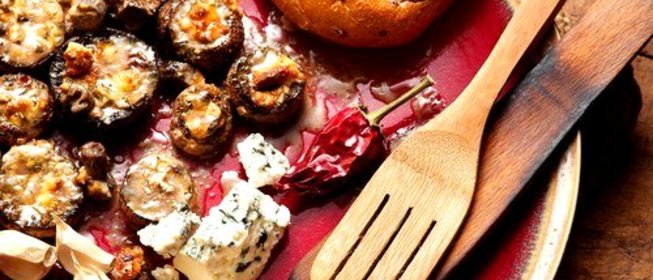 Золотистые грибы, фаршированные сыром