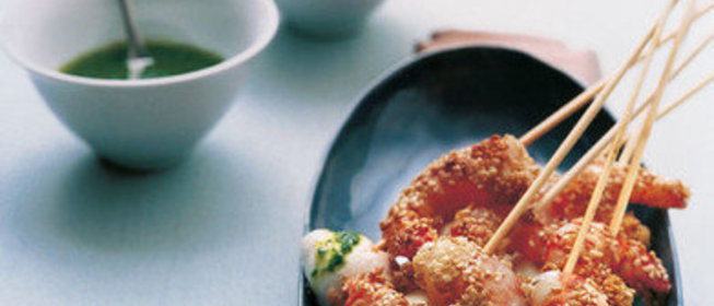 Шашлычки из моцареллы и креветок с соусом из базилика