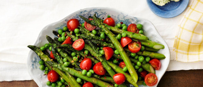 Спаржа с овощами и домашним сливочным маслом с травами