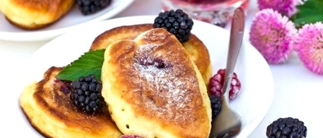 Пышные оладьи с ягодной начинкой