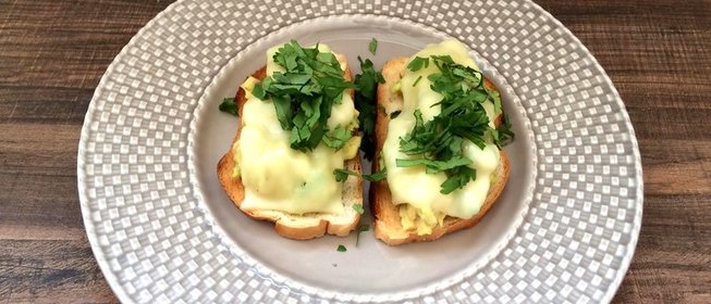 Тосты с авокадо и сыром