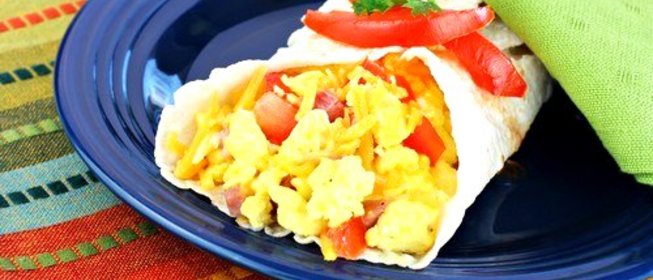 Тортильи с омлетом, беконом и сыром