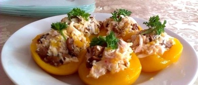 Персики, фаршированные курицей