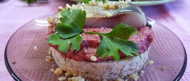 Канапе с сельдью и свекольным песто