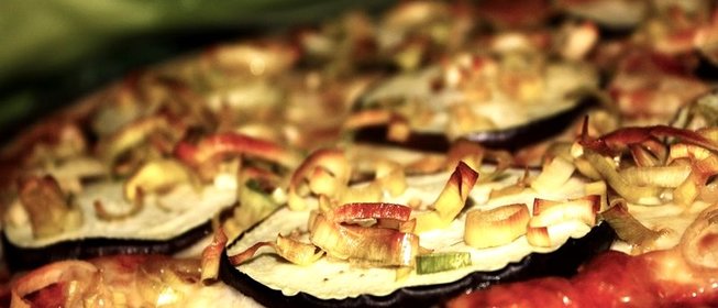 Пицца с баклажанами и фаршем